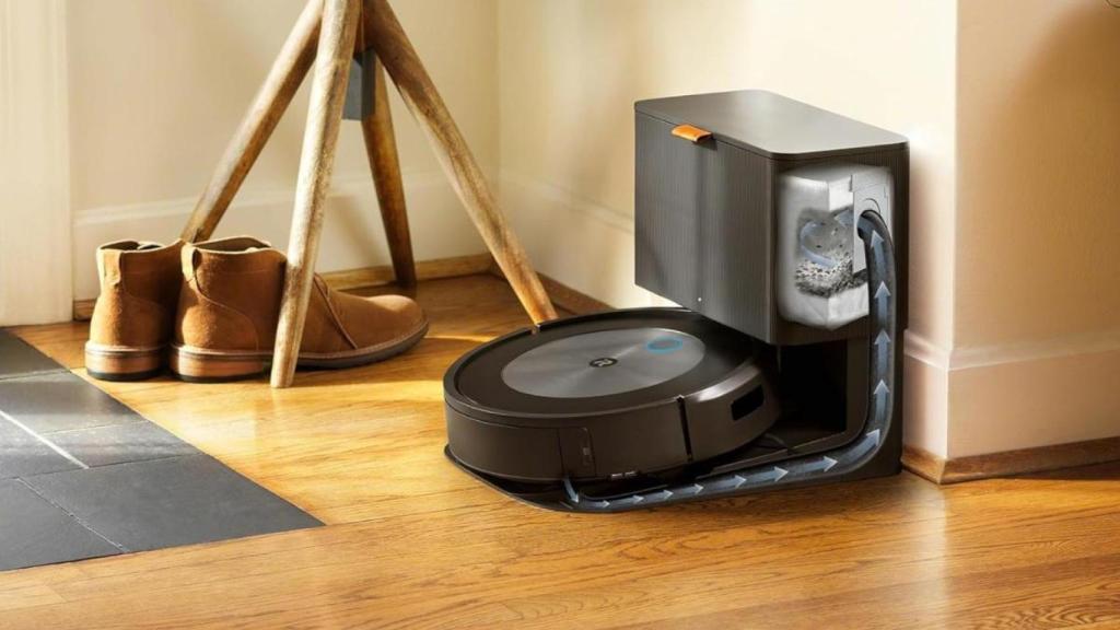 Doble cepillo, 100 minutos de autonomía y autovaciado: Así es el robot aspirador Roomba que arrasa en Amazon con un descuento de 500 €