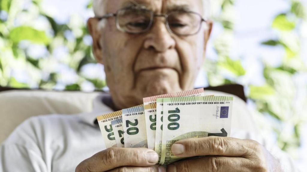 Un pensionista contando dinero.