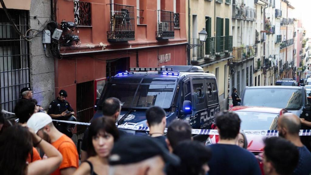 La Policía en la calle Zurita para realizar el desahucio de Zohra.