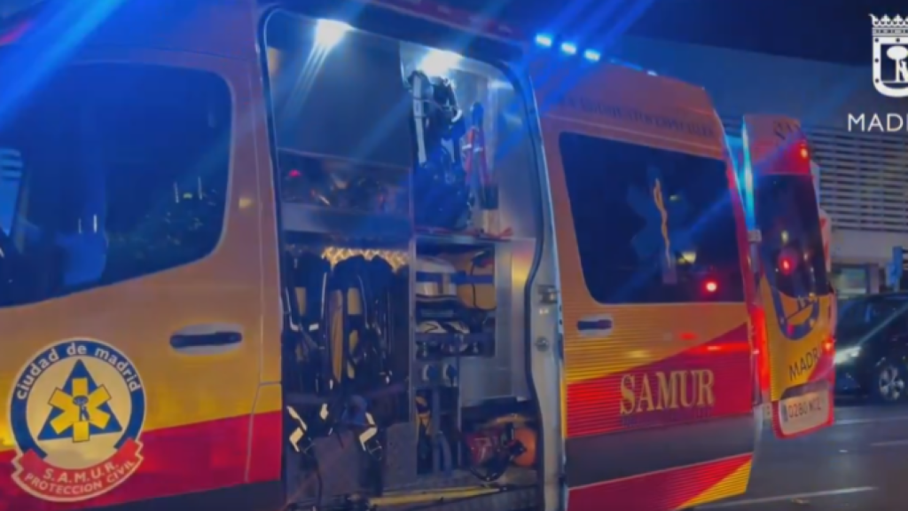 Una ambulancia del Samur cerca del Barnabéu.