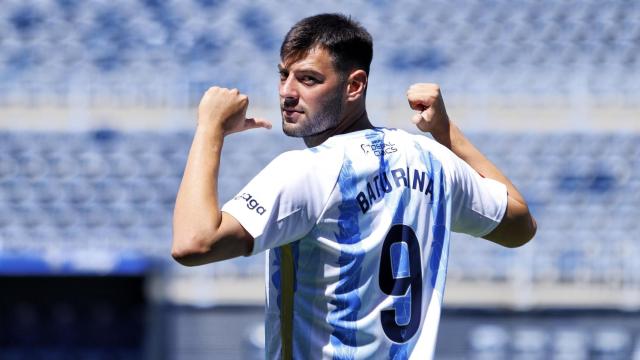 Roko Baturina ya luce con el '9' del Málaga CF
