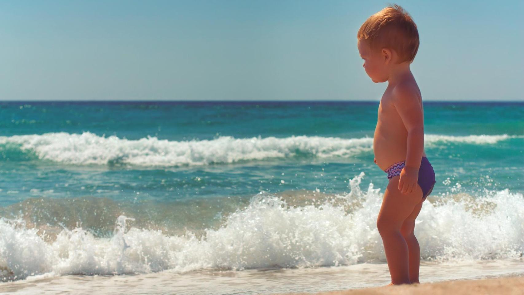 Imagen de un niño pequeño en la playa.