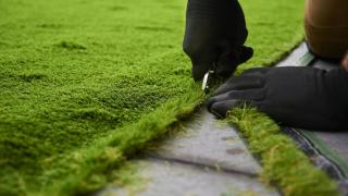 Adiós al césped artificial: esta es la sencilla alternativa que arrasa en España para tener una terraza más bonita