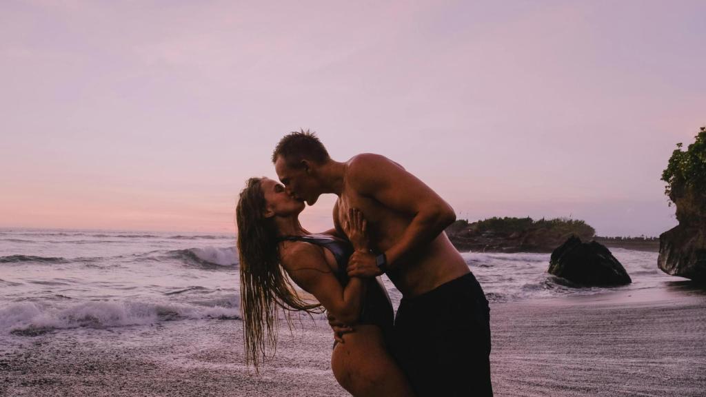 Pareja besándose en la playa