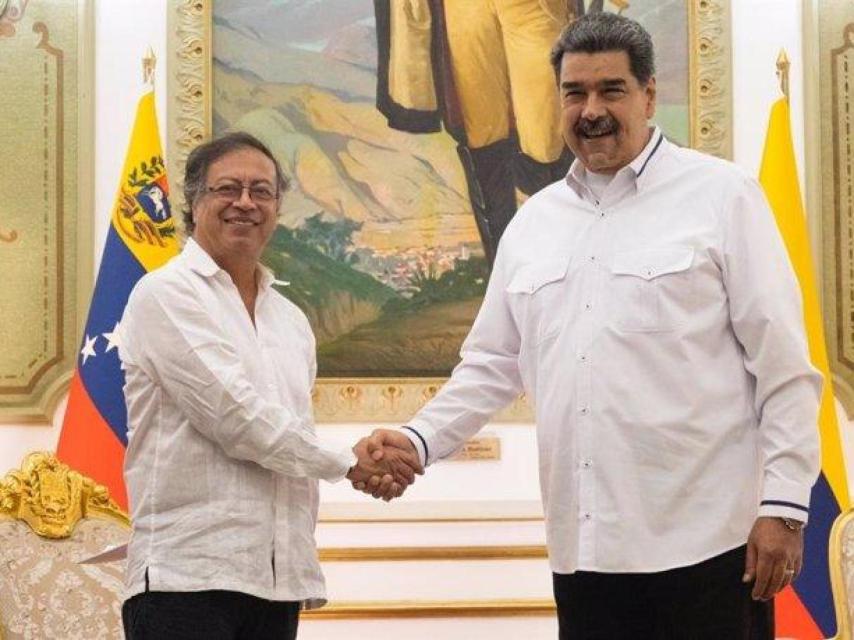 El presidente de Colombia, Gustavo Petro, se saluda con su homólogo de Venezuela, Nicolás Maduro.