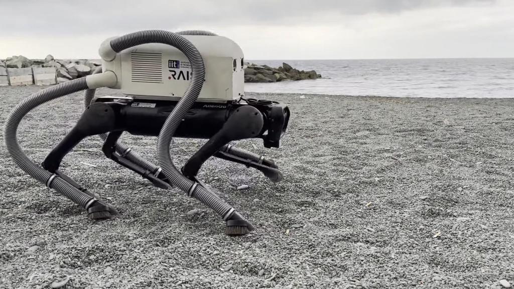 El perro robot VERO en una playa.