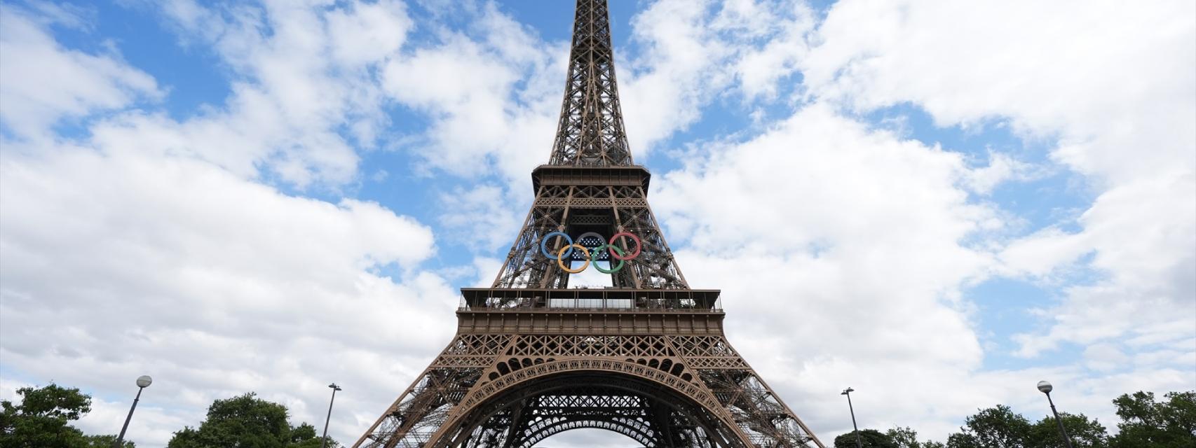 La Torre Eiffel con los anillos de los Juegos Olímpicos.