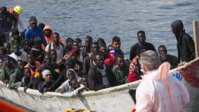 Un cayuco desembarca en la costa de Arguineguín con medio centenar de personas.