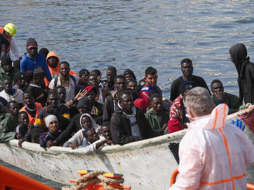 Un cayuco desembarca en la costa de Arguineguín con medio centenar de personas.