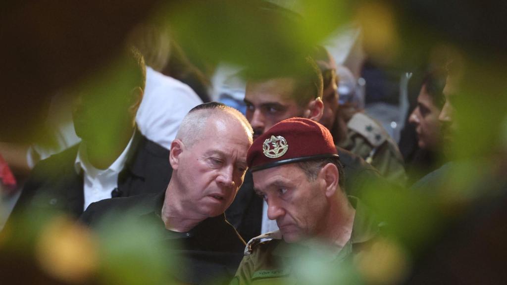 El ministro de Defensa, Yoav Galant, y el jefe del Estado Mayor, Herzi Halevi, en una ceremonia por los soldados israelíes caídos.