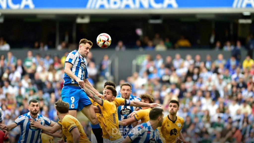 Iván Barbero remata un balón en un choque entre Dépor y Unionistas