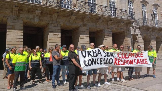 Decenas de trabajadores de Urbaser se manifiestan en la Praza do Obradoiro.