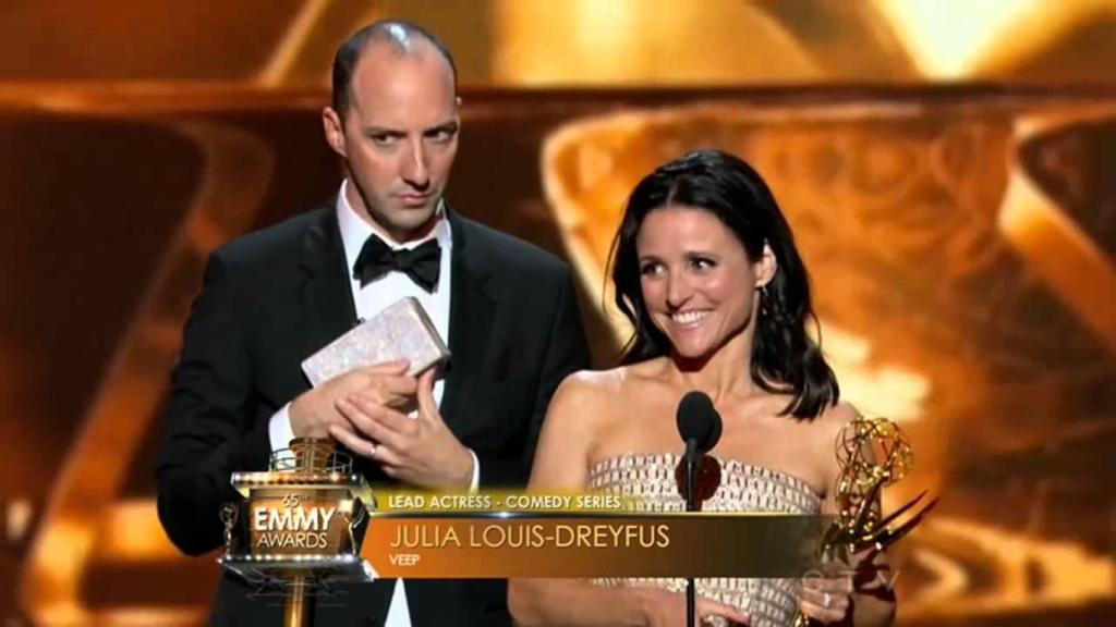 Tony Hale llevándole el bolso a Julia Louis-Dreyfuss en los premios Emmy