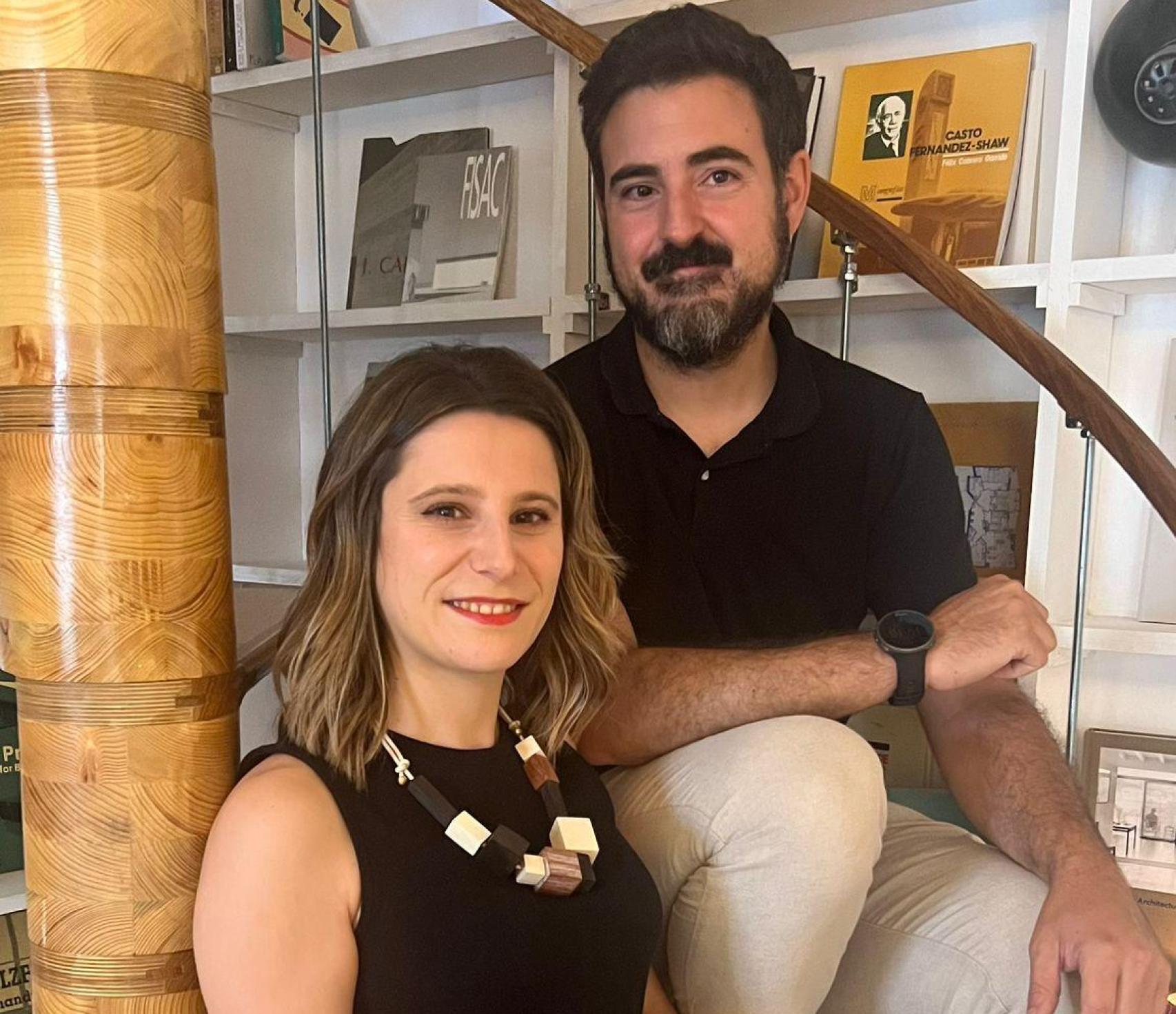 Natalia Rodríguez y Joaquín Vargas posan en la escalera de caracol que según el jurado de los premios “transforma una carbonería en una vivienda de hoy”.