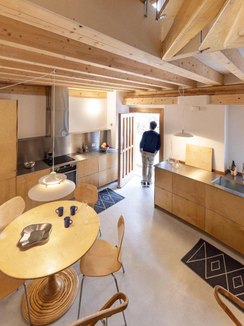 En la planta de acceso a la vivienda se encuentra la cocina y el comedor, dos de las estancias en las que se desarrolla la vida cotidiana de esta pareja de arquitectos.