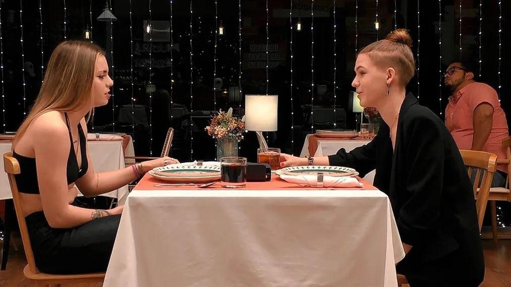 Paula y Bea en 'First Dates'.