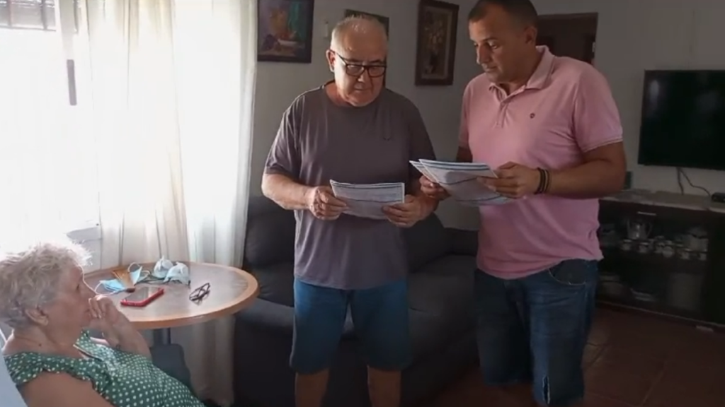 Trinidad Bernal, su marido, Diego García, y el alcalde pedáneo de La Espada,  Juan Antonio Gomariz, este jueves, en la casa del matrimonio revisando los partes médicos.