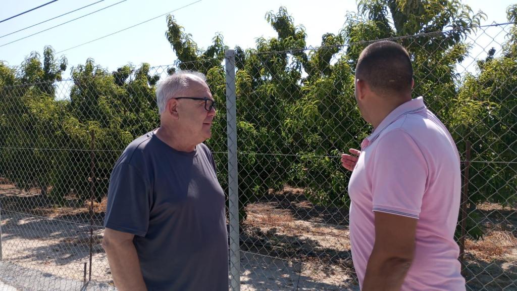 Diego García, residente en la calle Campo Lindo, junto al alcalde pedáneo de La Espada, Juan Antonio Gomariz, este jueves, inspeccionando los melocotoneros que han sido fumigados.