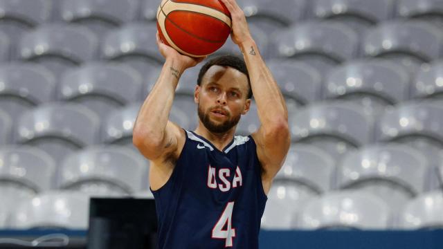 Curry ejecuta un lanzamiento en el calentamiento.