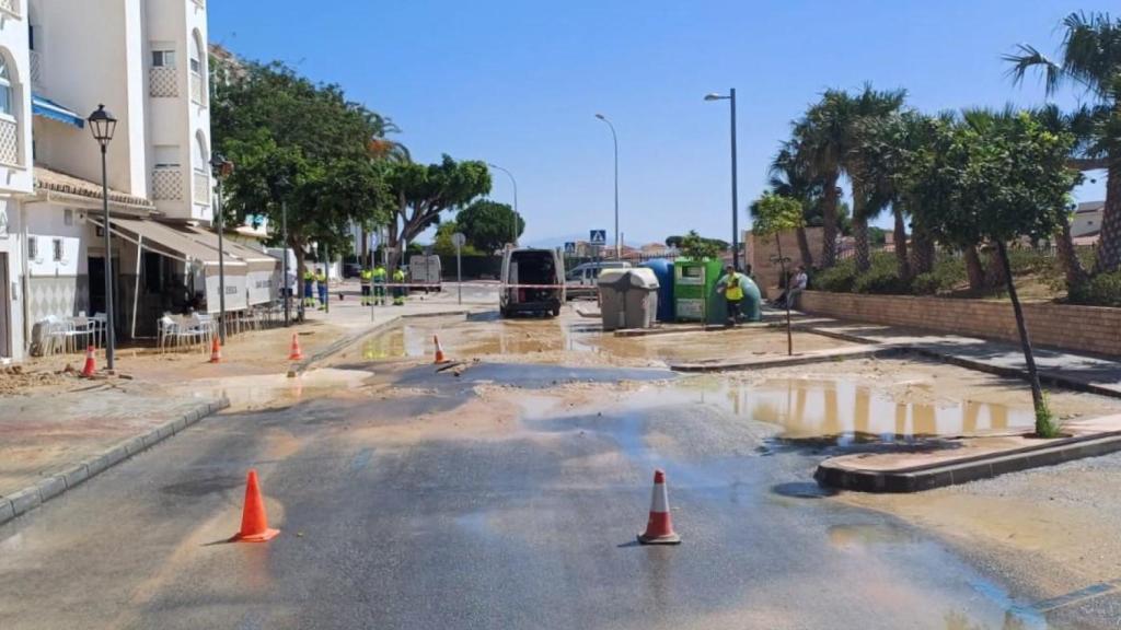 Rotura de la tubería en la calle Medina Azahara de Benalmádena.