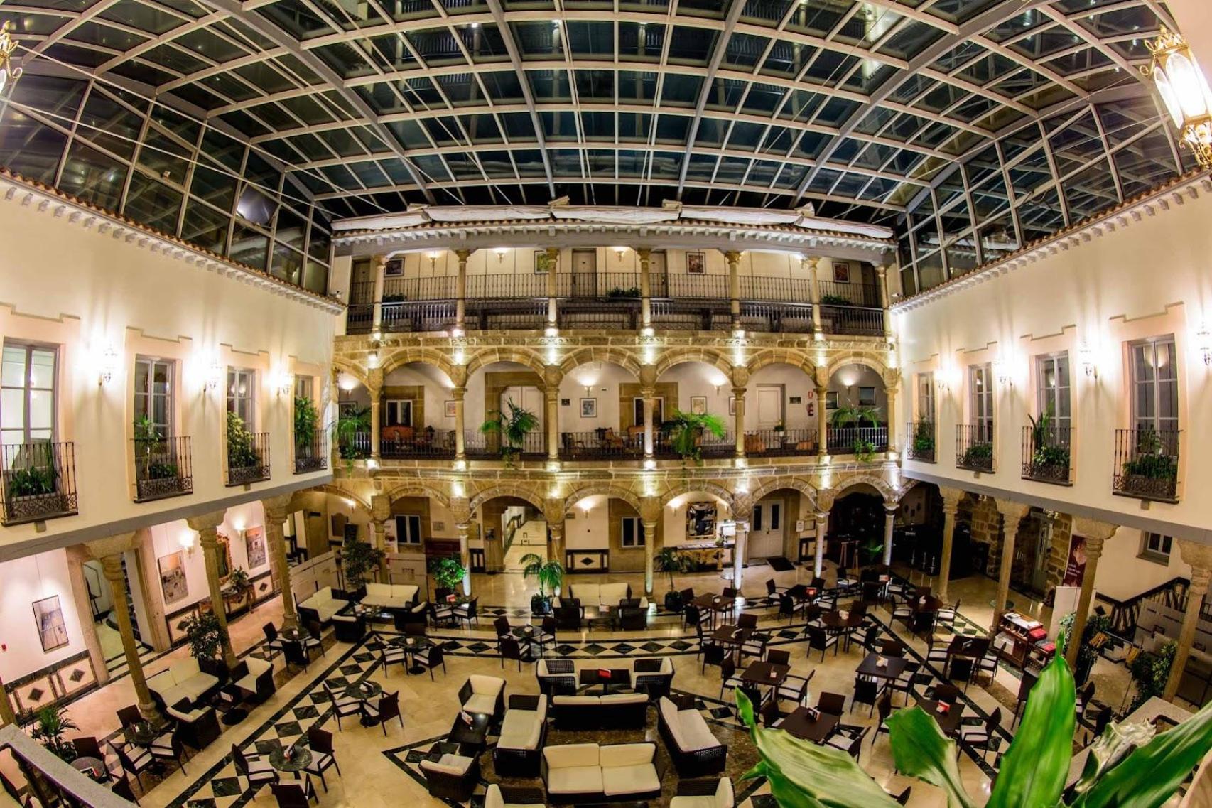 Panorámica del interior del Hotel Palacio de los Velada