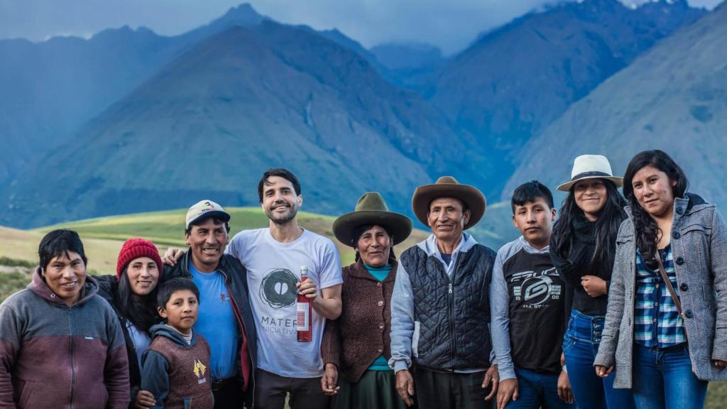 Virgilio Martínez junto a miembros de la comunidad quechua con la que trabaja Mil Centro.