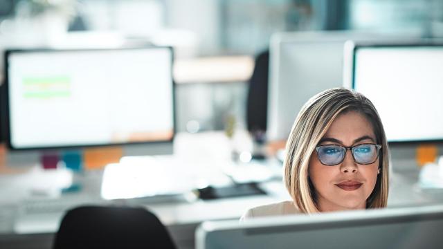 Una mujer trabaja con su ordenador, en una imagen de Shutterstock.