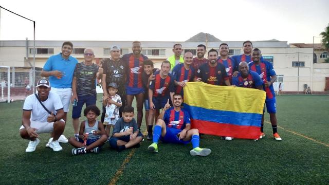 Los futbolistas del 'Mundialito por la integración'.