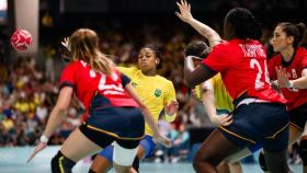 Imagen del partido de la selección femenina de balonmano ante Brasil, este jueves