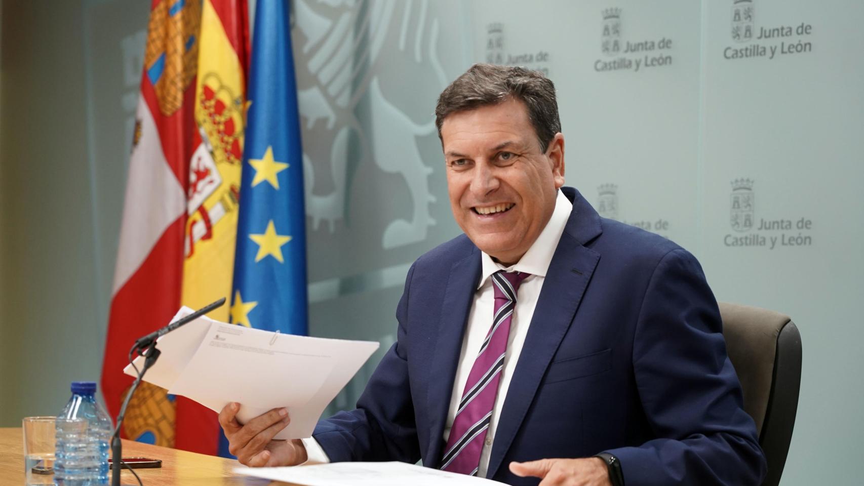 El consejero de Economía y Hacienda y portavoz, Carlos Fernández Carriedo, comparece en rueda de prensa posterior a la reunión del Consejo de Gobierno