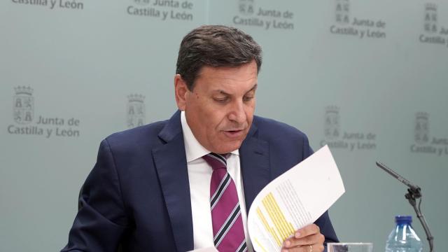 El consejero de Economía y Hacienda y portavoz, Carlos Fernández Carriedo, comparece en rueda de prensa posterior a la reunión del Consejo de Gobierno