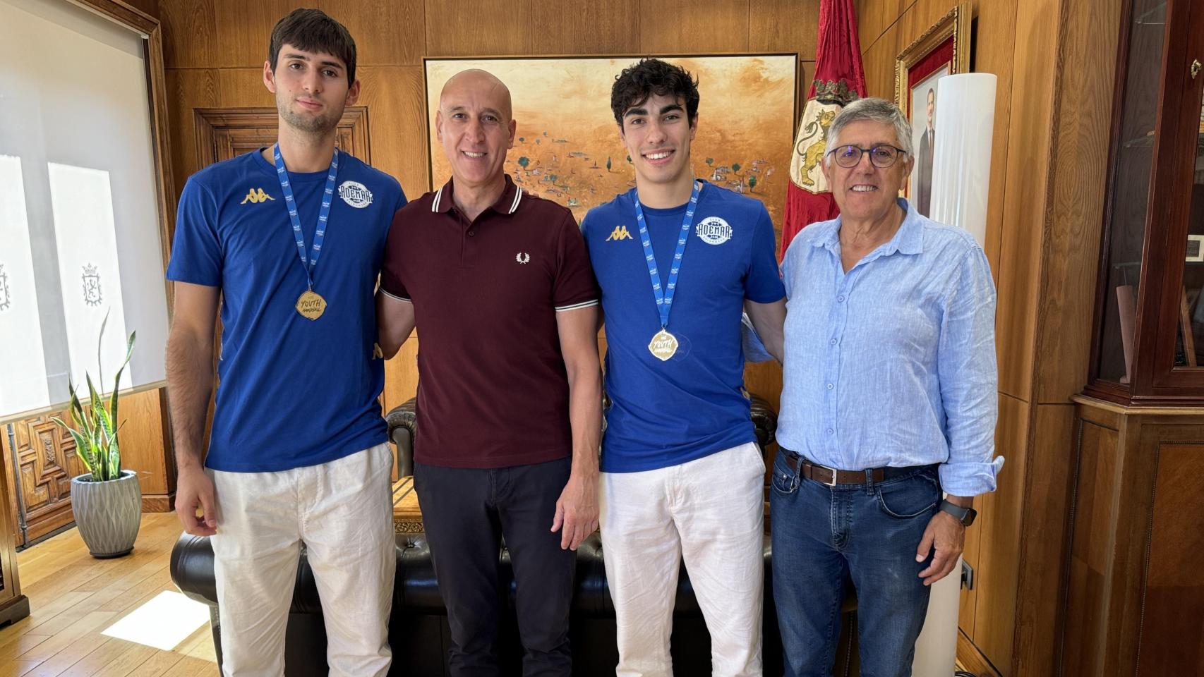 El alcalde de León, José Antonio Diez, recibe a los jugadores del Ademar Javier Miñambres y Álvaro Pérez