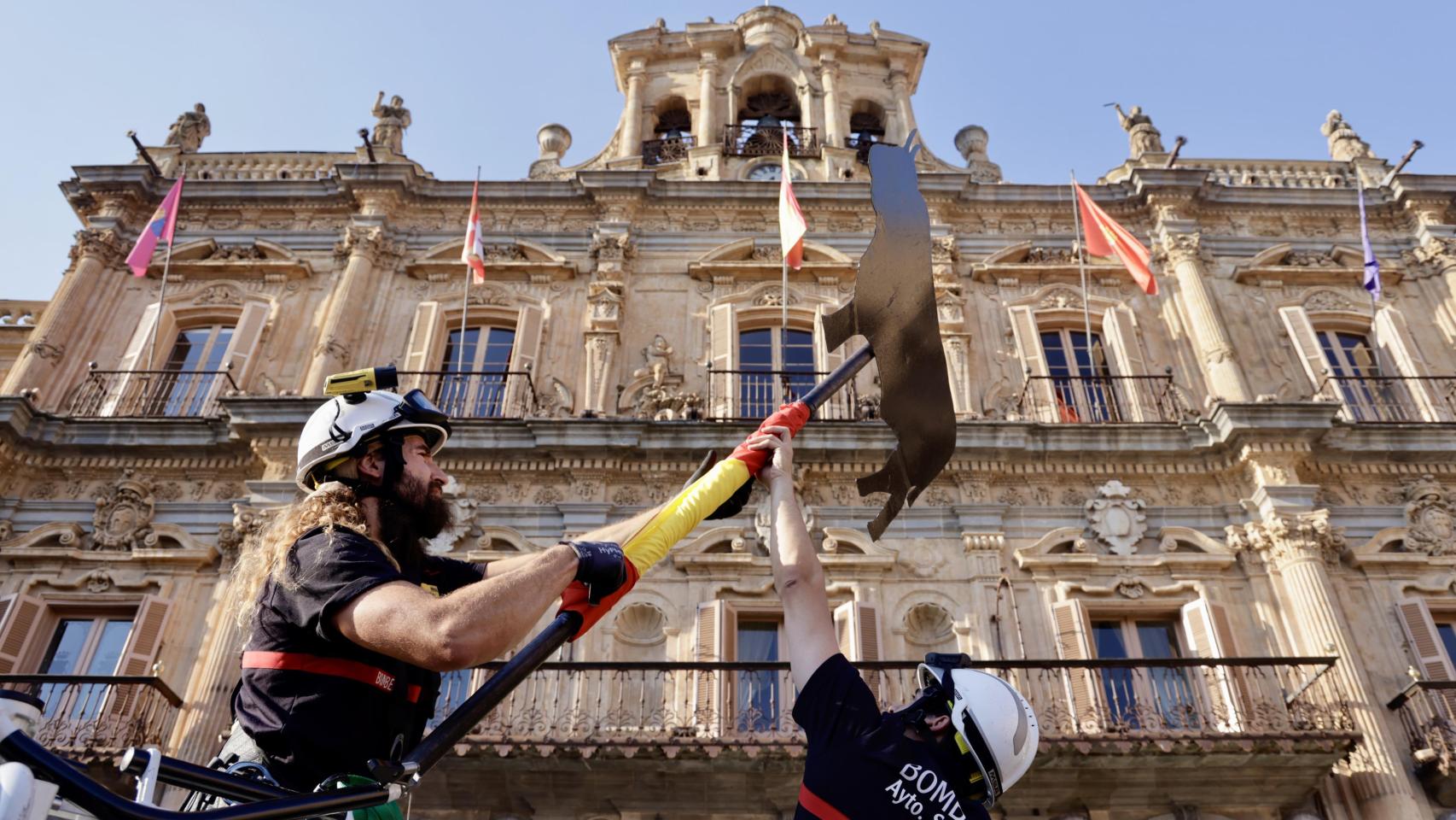 Colocación de La Mariseca en la espadaña del Ayuntamiento de Salamanca como anuncio de las Ferias y Fiestas en honor a Santa María de la Vega. Asiste el alcalde de la ciudad, Carlos García Carbayo