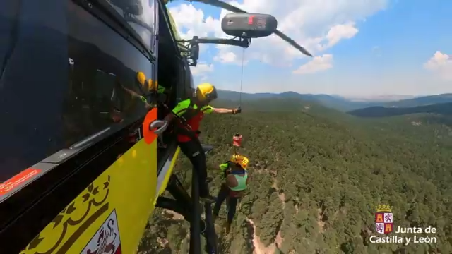 Imagen del momento del rescate del montañero herido en Navacerrada