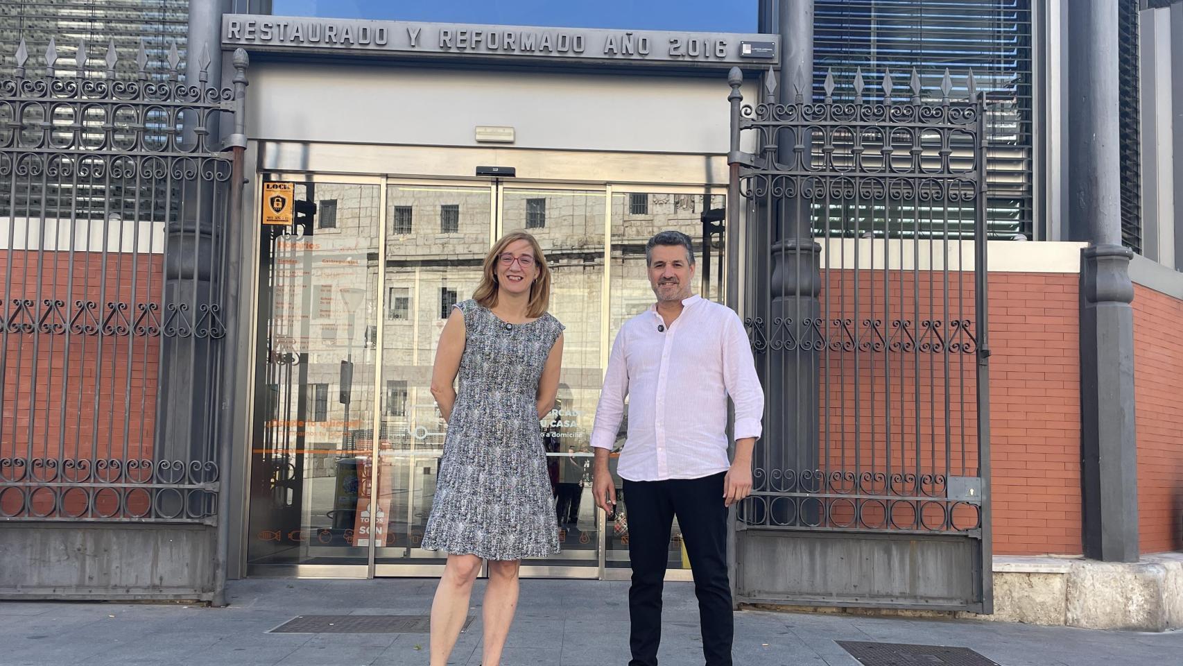 Los concejales de VTLP, Rocío Anguita y Jonhatan Racionero, frente al Mercado del Val de Valladolid