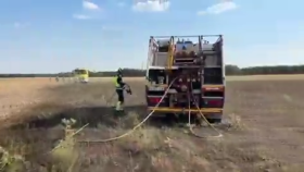 Los Bomberos de la Diputación de Valladolid extinguiendo el incendio, este jueves