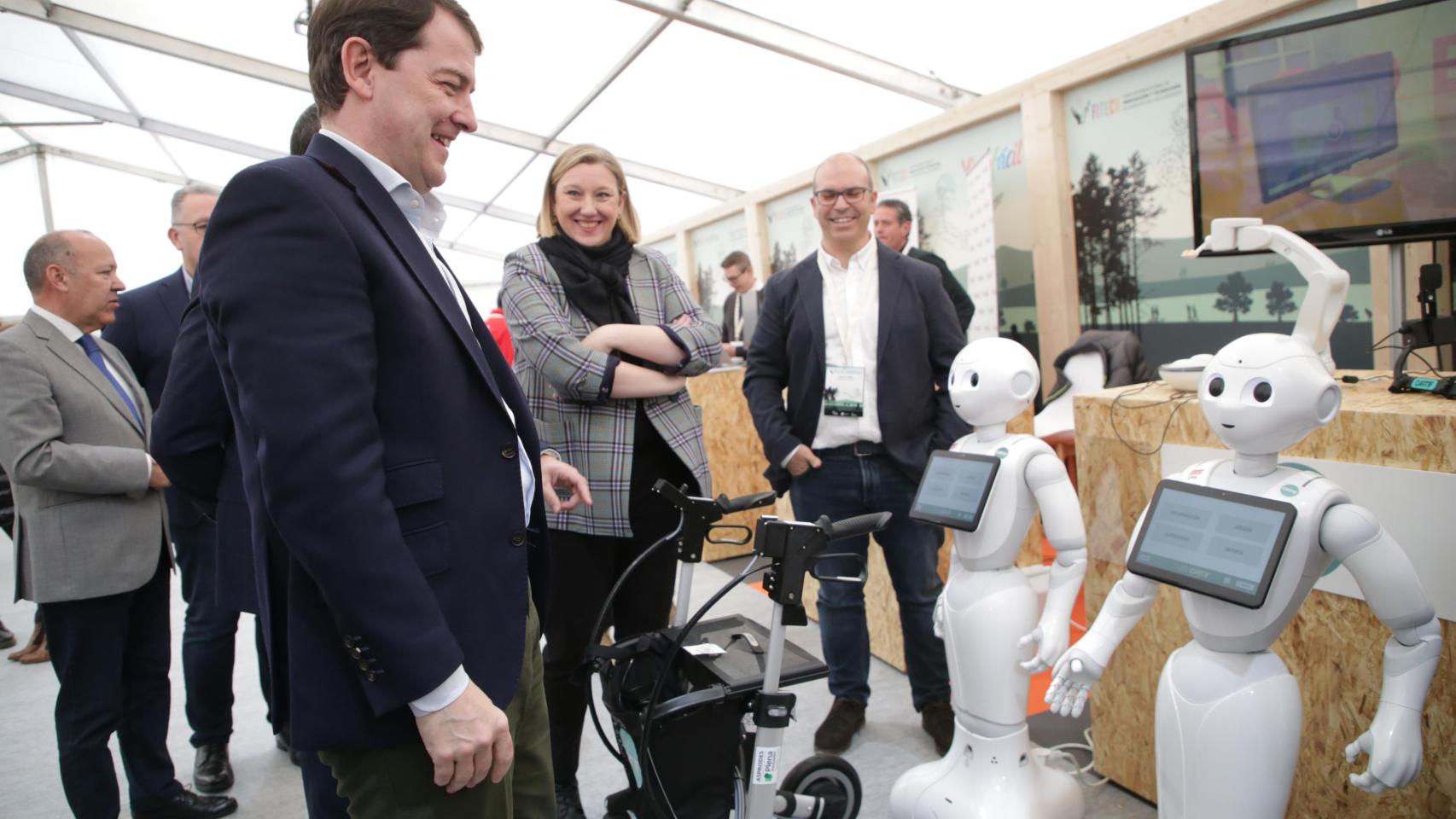 El presidente de la Junta de Castilla y León, Alfonso Fernández Mañueco; el presidente del clúster SIVI, Pablo Gómez; y la consejera de familia e igualdad de oportunidades, Isabel Blanco, inauguran la feria Fitecu