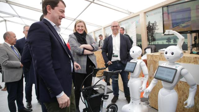 El presidente de la Junta de Castilla y León, Alfonso Fernández Mañueco; el presidente del clúster SIVI, Pablo Gómez; y la consejera de familia e igualdad de oportunidades, Isabel Blanco, inauguran la feria Fitecu