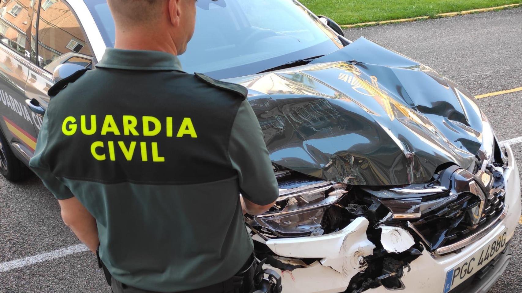 Imagen del coche de la Guardia Civil tras ser arrollado por un vehículo agricola