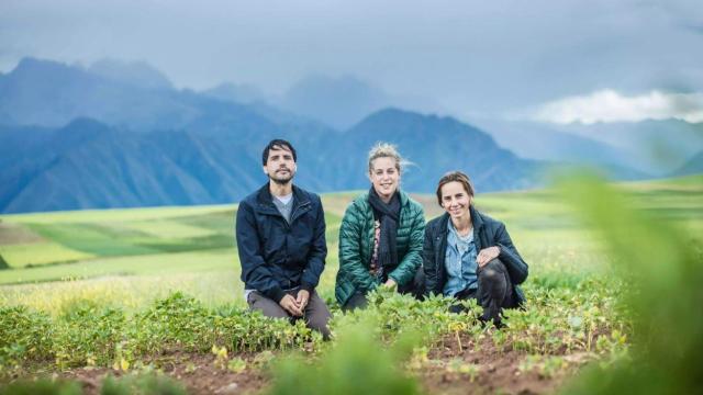 Los chefs Virgilio Martínez, Pía León y Malena Martínez en los cultivos aledaños a Mil Centro.