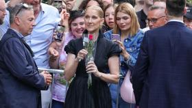 Céline Dion a la salida de su hotel en París arropada por sus seguidores.