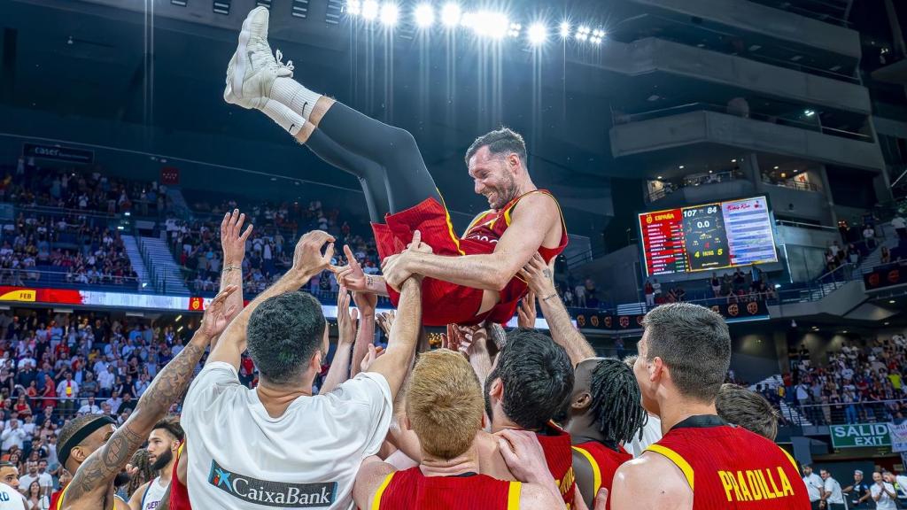 Los jugadores de la selección española mantean a Rudy Fernández.