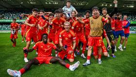 Los jugadores de la selección española sub-19 celebran el billete a la final del torneo.