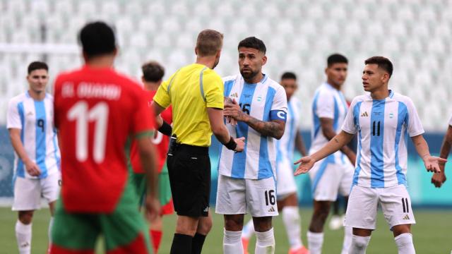 Otamendi pide explicaciones al colegiado.