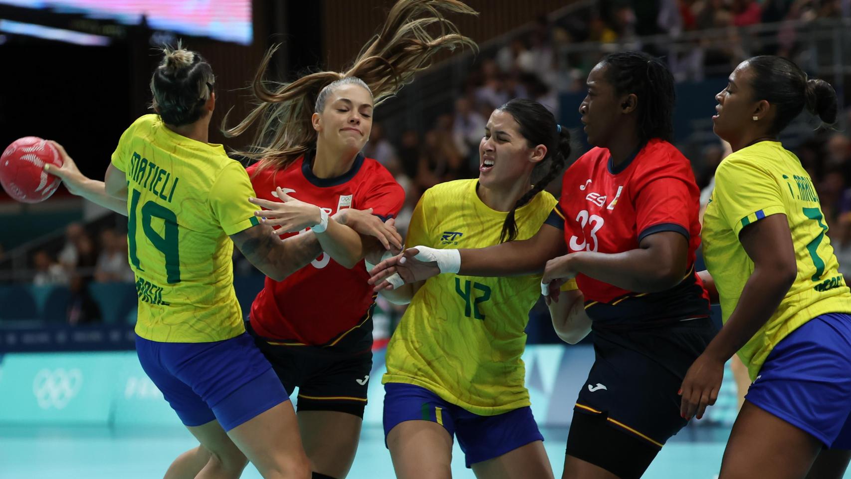 Paula Arcos, con el balón en su poder, defendida por varias rivales de Brasil.
