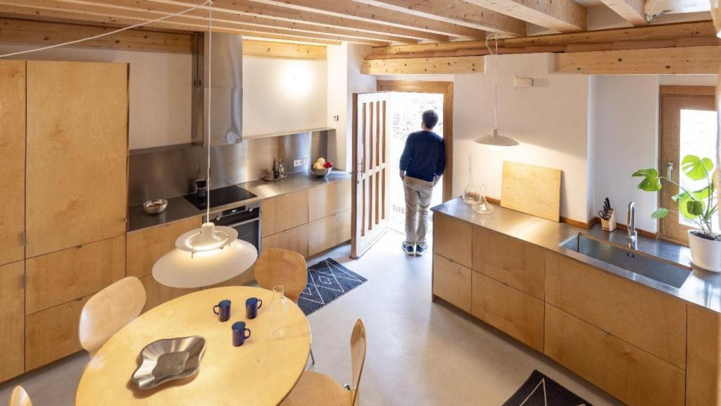 En la planta de acceso a la vivienda se encuentra la cocina y el comedor, dos de las estancias en las que se desarrolla la vida cotidiana de esta pareja de arquitectos. Fotos: Javier Longobardo.