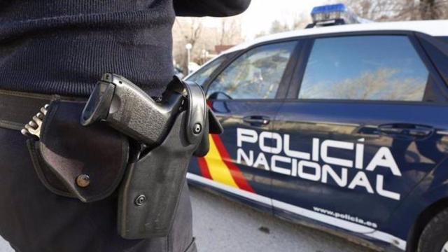 Un agente de Policía Nacional