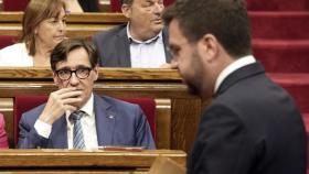 El presidente Pere Aragonés se dispone a tomar la palabra, ante el líder del PSC, Salvador Illa, en el Parlament.