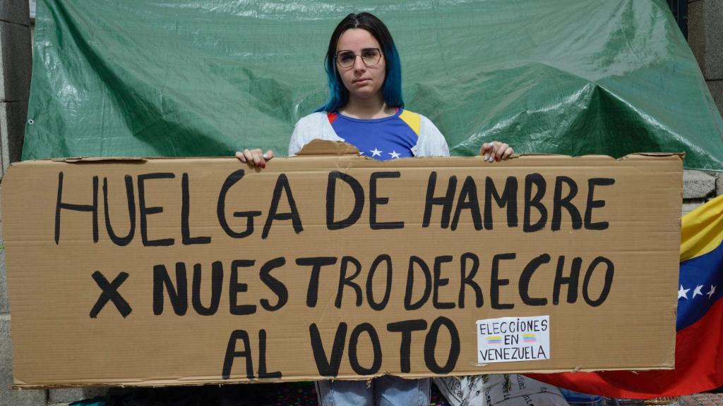 Lorena Lima durante la huelga de hambre a las puerta del Consulado de Venezuela en Madrid de marzo.