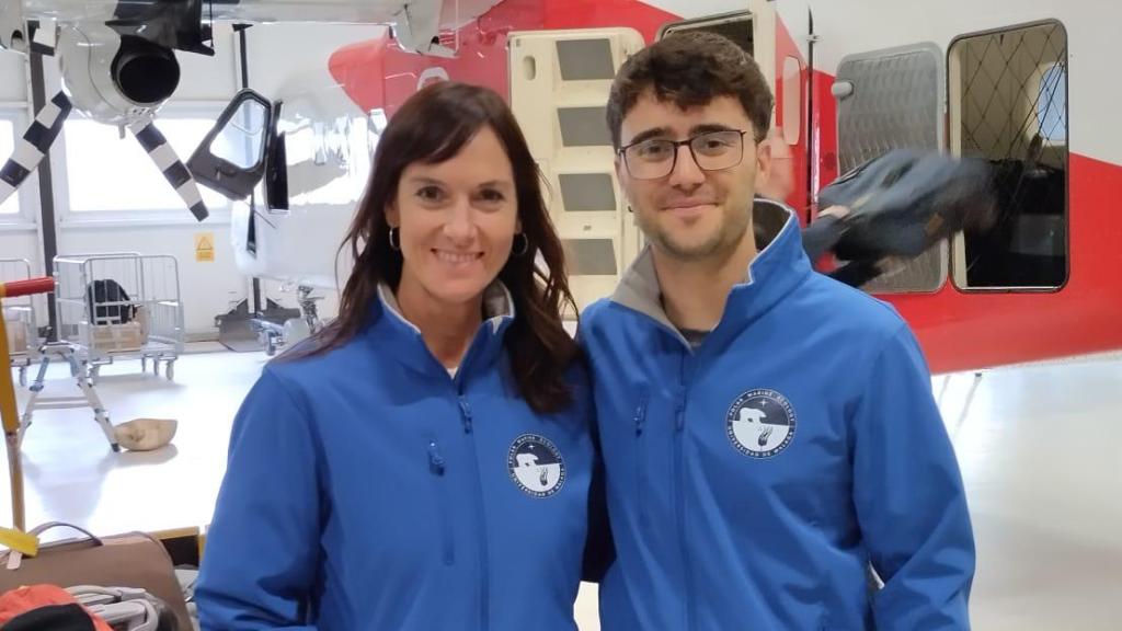 Raquel Carmona y Pablo Cobos, minutos antes de viajar en avión a la base científica de Ny-Ålesund.